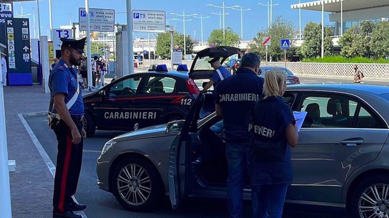 A caccia di clienti all'aeroporto di Fiumicino: oltre 12mila euro di multa per 6 ncc