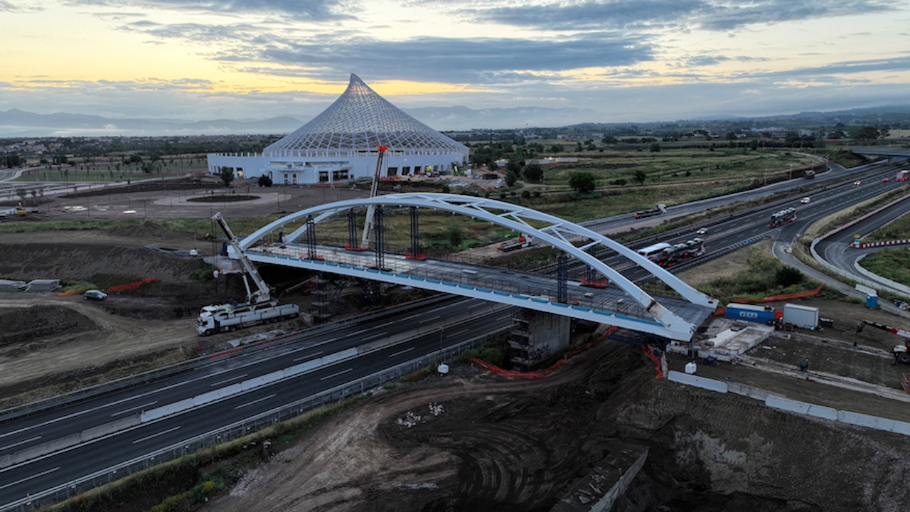 Varato il ponte ad arco sull'A1 a Tor Vergata: nuova viabilità per il Giubileo dei Giovani