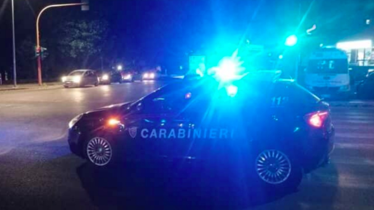 Ancora spari ad Aprilia, colpi nella notte e sei fori trovati su un portone