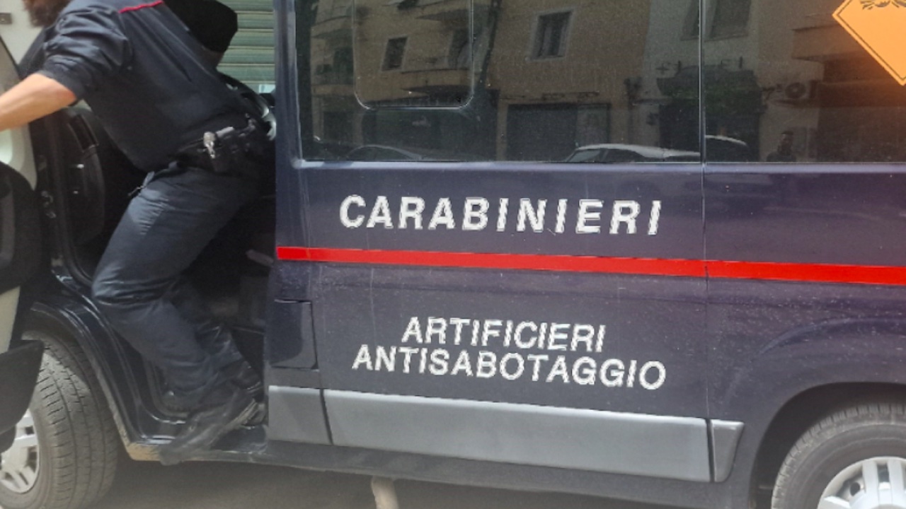 Bomba sotto i palazzi a Latina, un ordigno lasciato sul marciapiede: indagini in corso