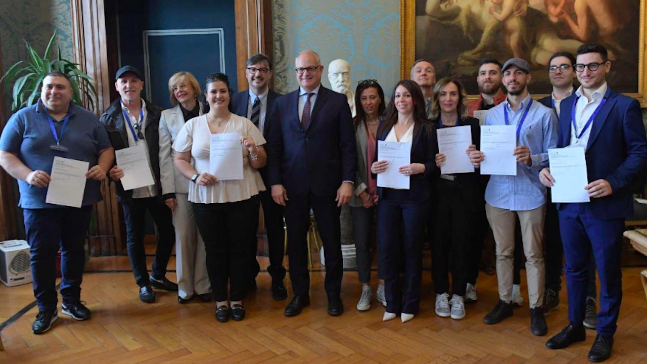Roma, consegnate le prime 10 licenze per nuovi taxi: entro luglio mille in più in strada