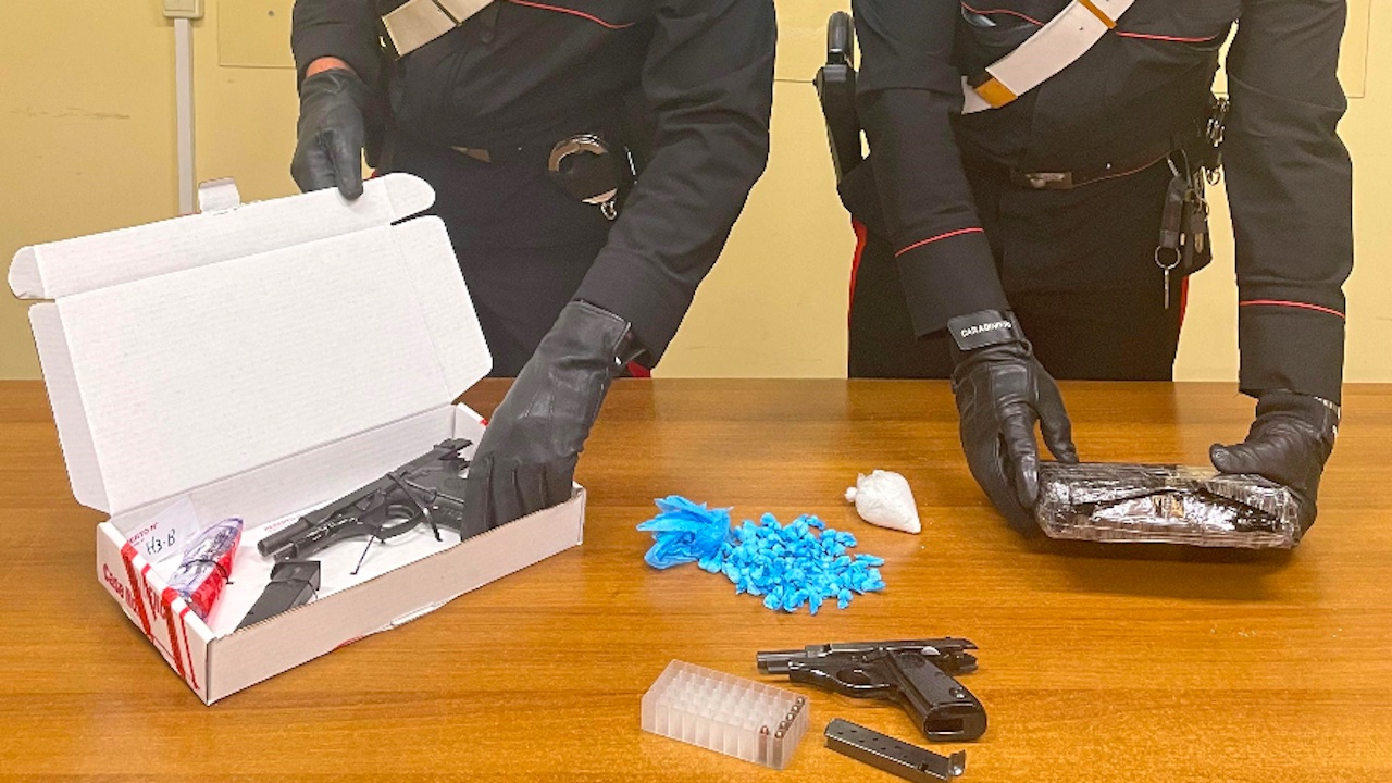 Armi, droga e munizioni nell'appartamento al Quarticciolo: 2 arresti