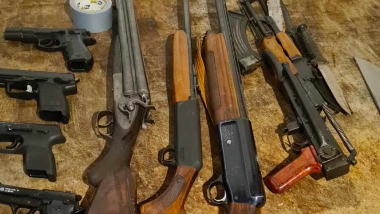 Droga e armi in una casa a Velletri: anche un kalashnikov nella cella frigorifera per la cocaina