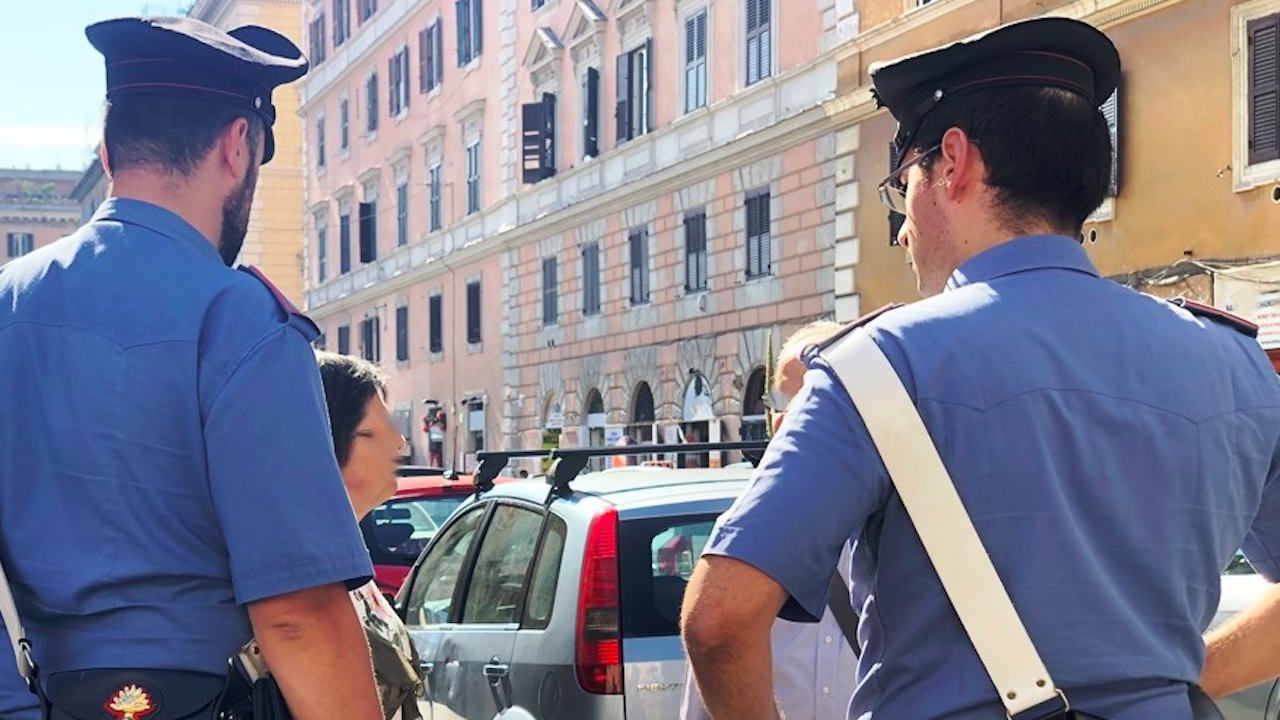 Sui tetti dell’Esquilino per rubare i vestiti ad una suora poi la fuga in canonica: preso 16enne