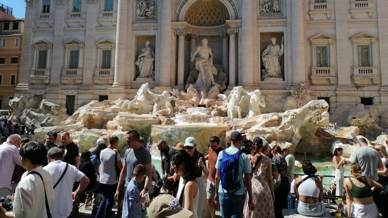 Rissa tra dipendenti di due ristoranti a Fontana di Trevi: minacce e botte
