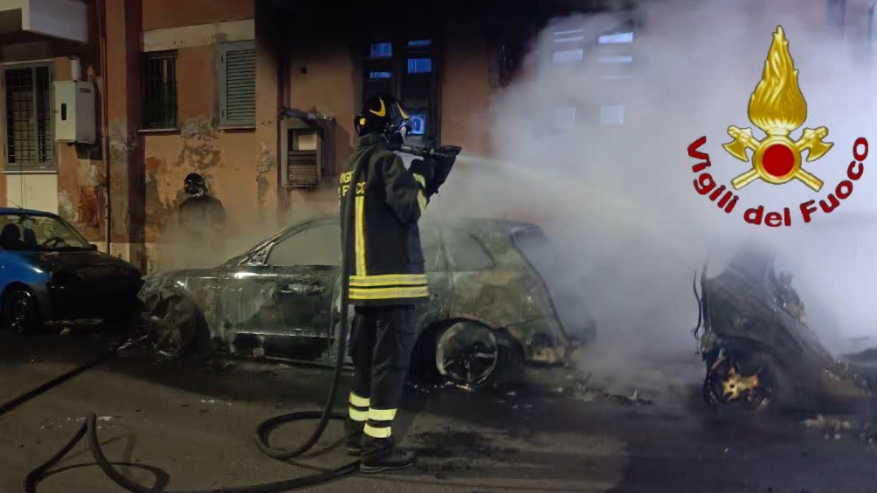 Auto in fiamme a San Basilio: incendio danneggia facciata palazzo