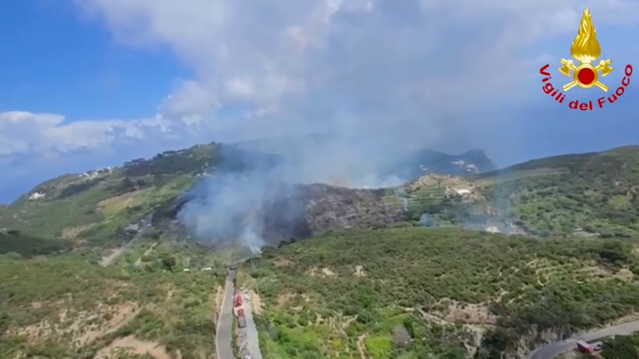 Vasto incendio sull'isola di Ponza: a fuoco la vegetazione in zona Tre Venti