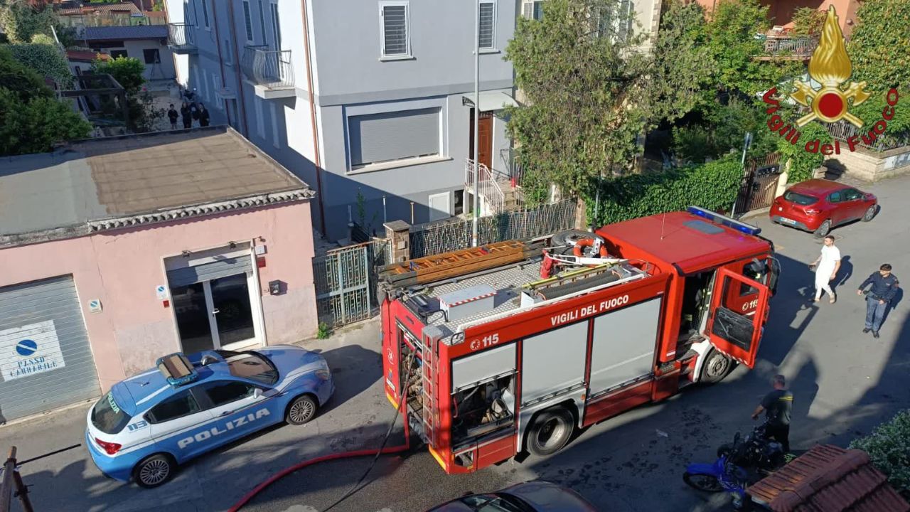 Esplosione al Collatino: muro crolla, una donna ferita