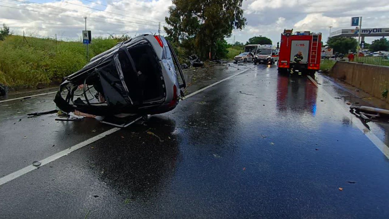 Roma, auto contro albero sull'Ardeatina: morto un 45enne, gravi 4 ragazzi
