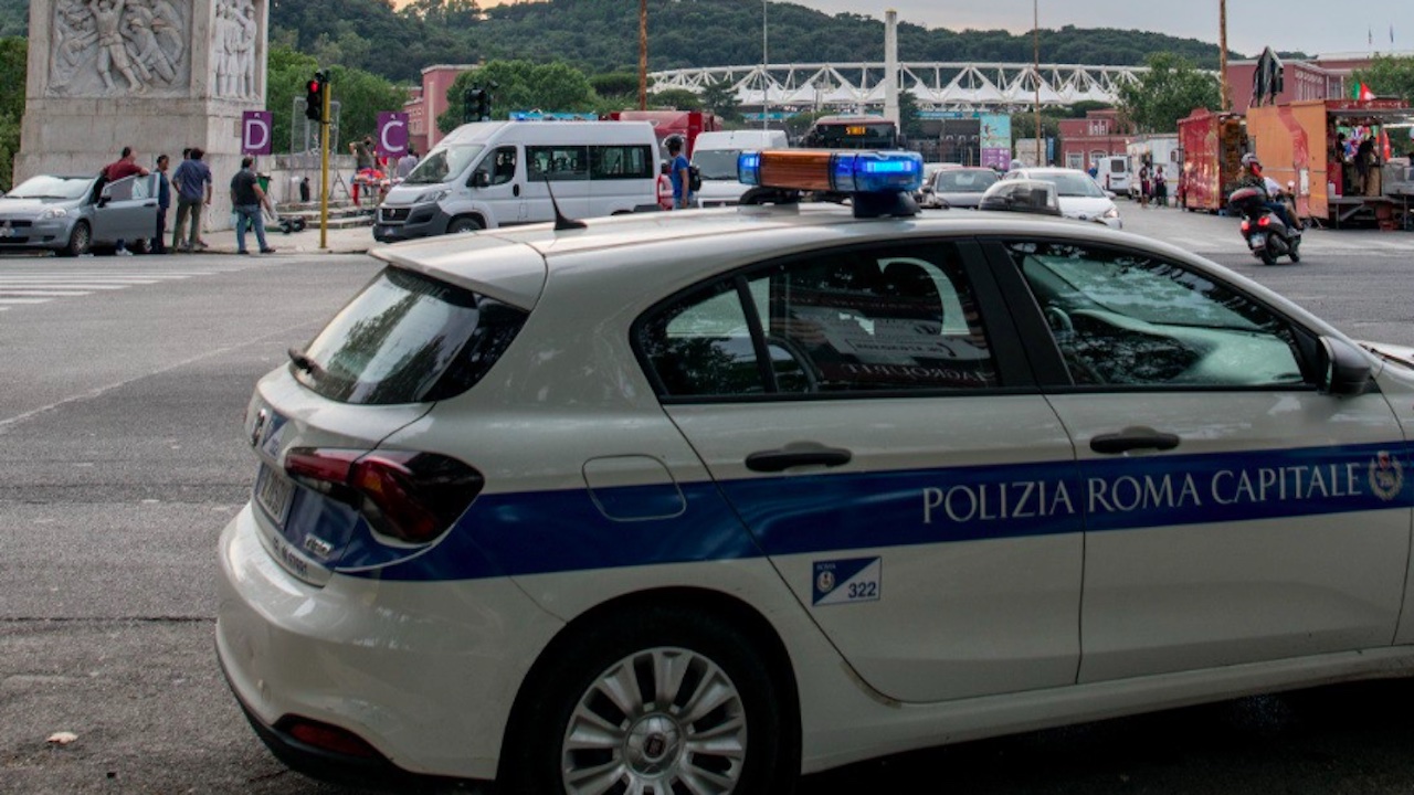 Scontro tra auto e bici sul Lungotevere: morto ciclista 27enne tedesco