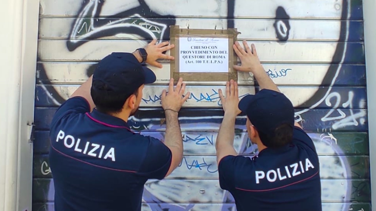 Alcolici ai minori in un bar a San Lorenzo: scatta la chiusura. Presto il piano movida Roma