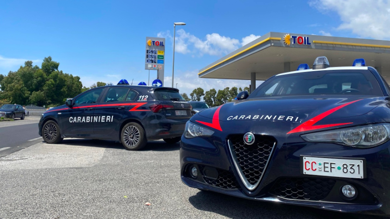 Ardea, accoltellato durante rapina benzinaio: 36enne muore dopo un'ora. Caccia ai banditi