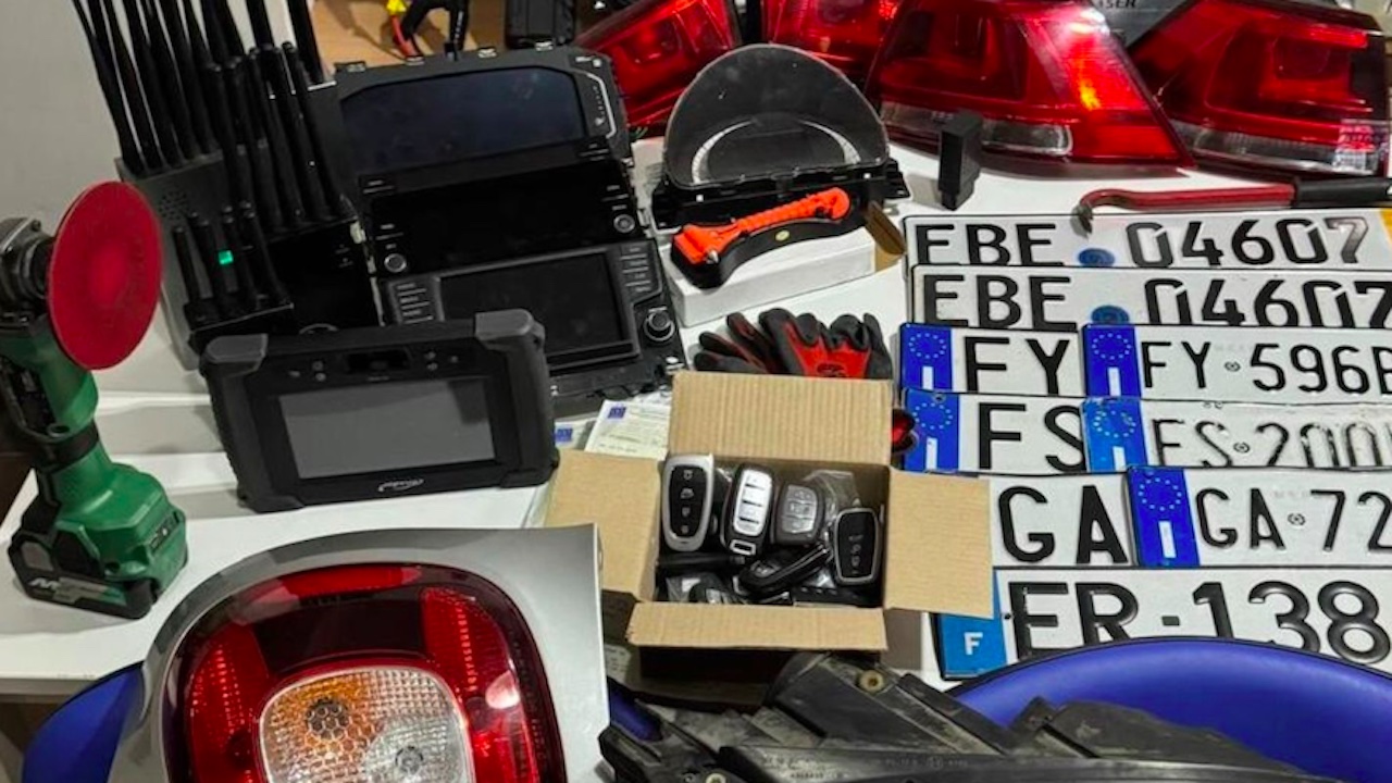 Roma, targhe false e laser nel laboratorio per "ripulire" auto rubate