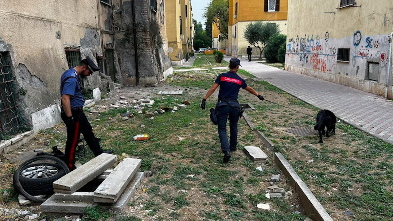 Blitz dal Quarticciolo a Centocelle: trovate armi e droga, 5 arresti
