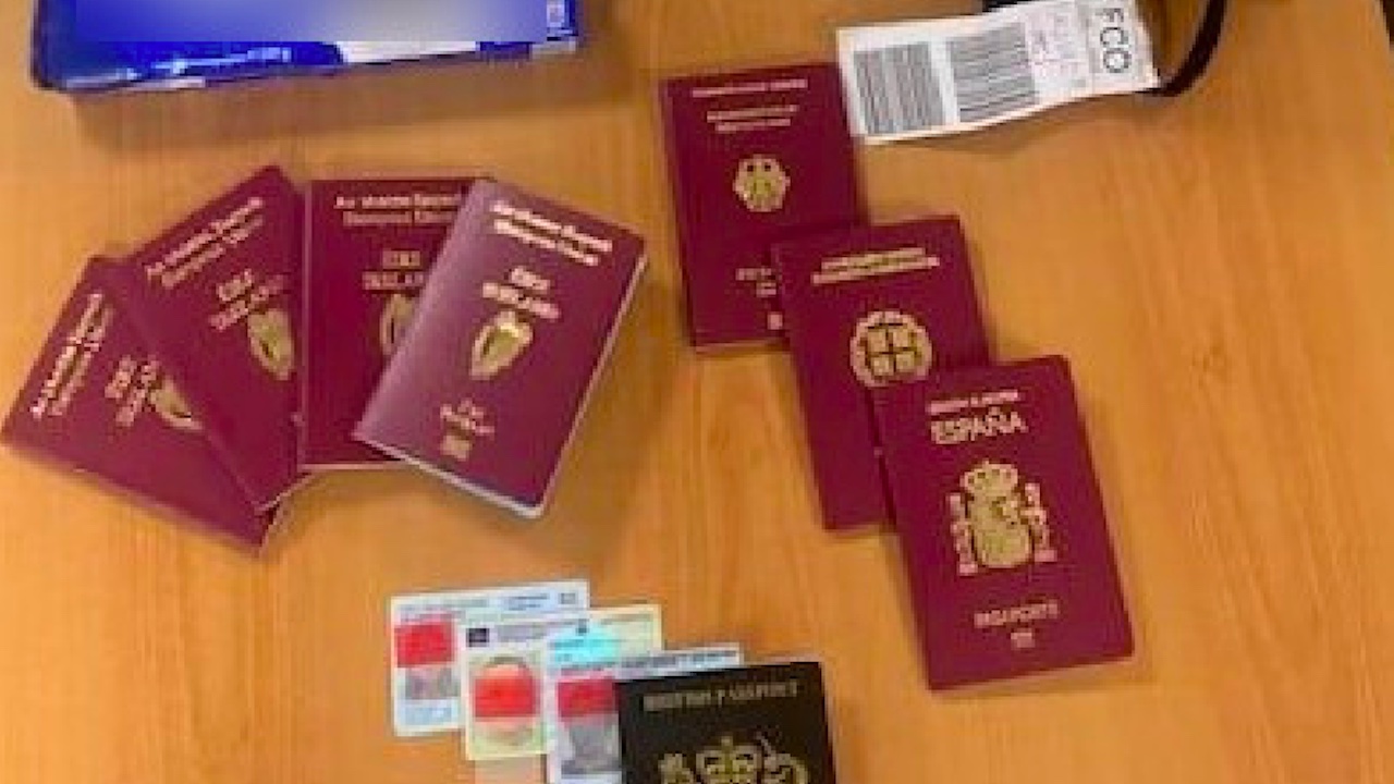 Roma, scoperto in aeroporto con 8 passaporti e tre carte d’identità false