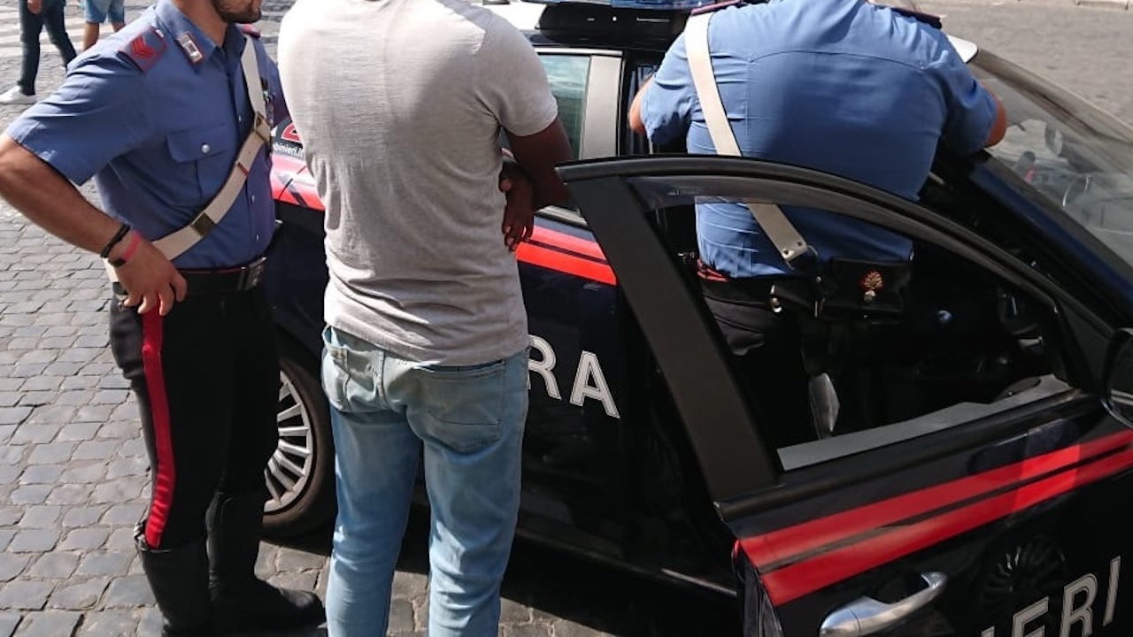Roma, litiga con il barbiere e lo infilza al collo con le forbici: 29enne incastrato dai video