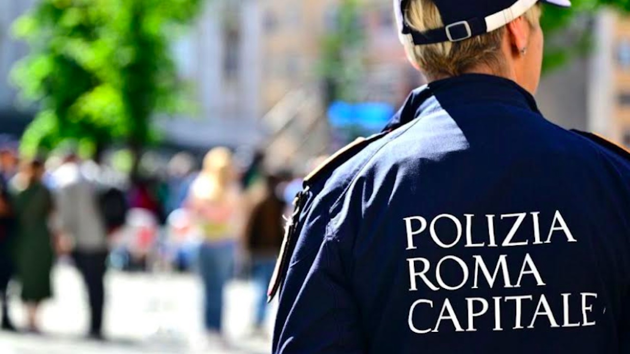 Roma, multati per l'auto in doppia fila aggrediscono vigile: denunciati 2 fratelli