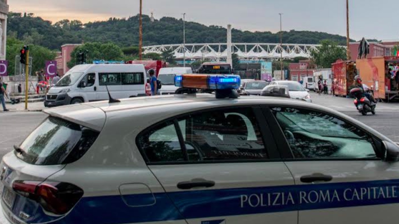 Pizzicato contromano vicino lo stadio Olimpico lancia via bustina cocaina: arrestato