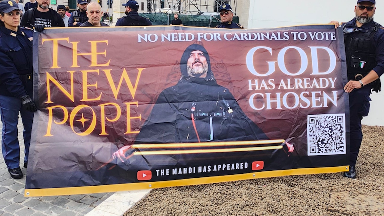 Striscione in piazza San Pietro inneggia al Mahdi, il "messia" islamico: 3 denunciati