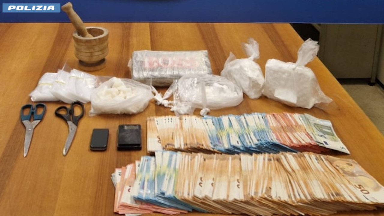 Laboratorio della droga nell'appartamento a San Basilio: scacco a gruppo narcos da film
