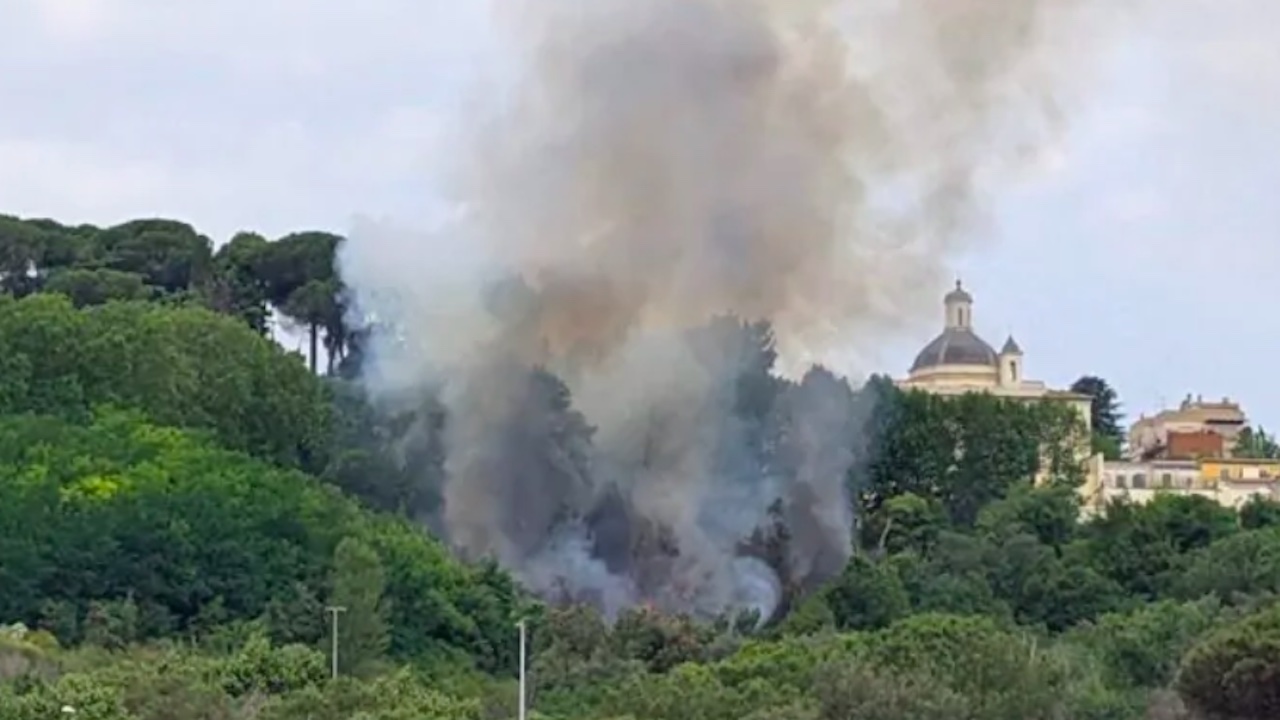 Spento l'incendio a Monte Mario: a fuoco 300 mq, le fiamme partite tra le baracche