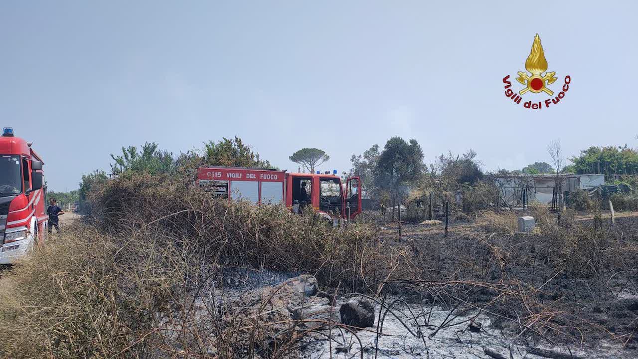 Incendio di sterpaglie a Fiumicino, vigile del fuoco ferito da esplosione bombola gpl