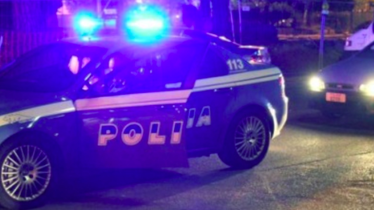 Ruba auto a un vigile e scappa: inseguimento da film finisce contro un muro sulla Prenestina