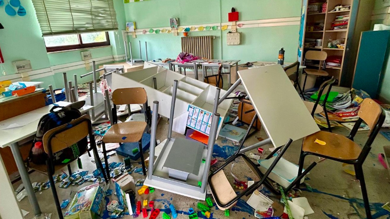 Vandali in azione nella scuola a Labaro: devastato un piano delle elementari