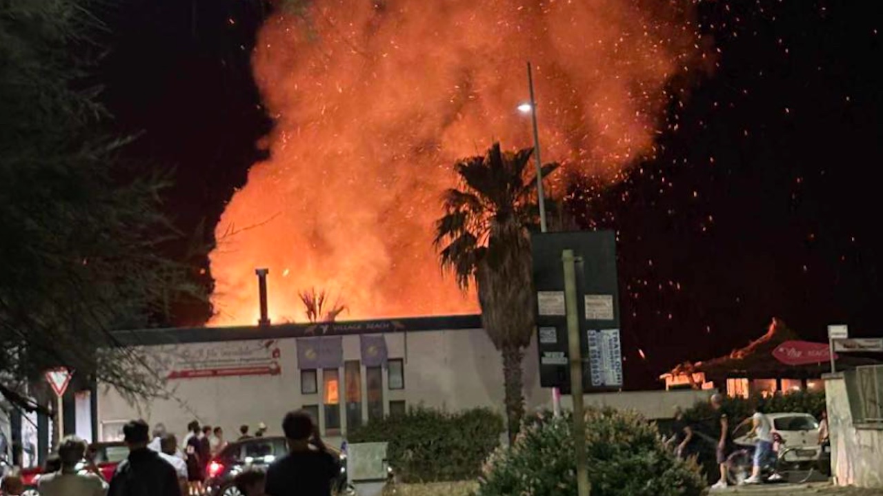 Ostia, fiamme al Village: secondo incendio in 4 mesi nel lido confiscato ai Fasciani