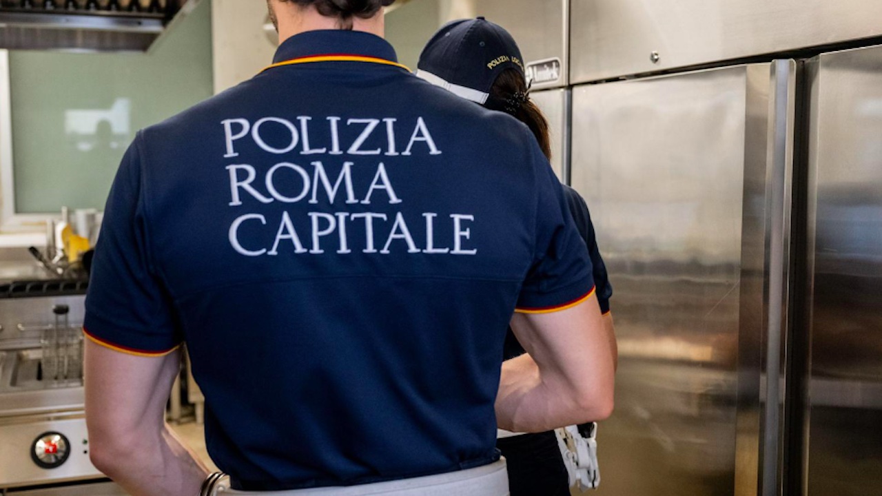 Bar da incubo a Portuense, blatte e cibo tenuto per terra: chiusi due locali