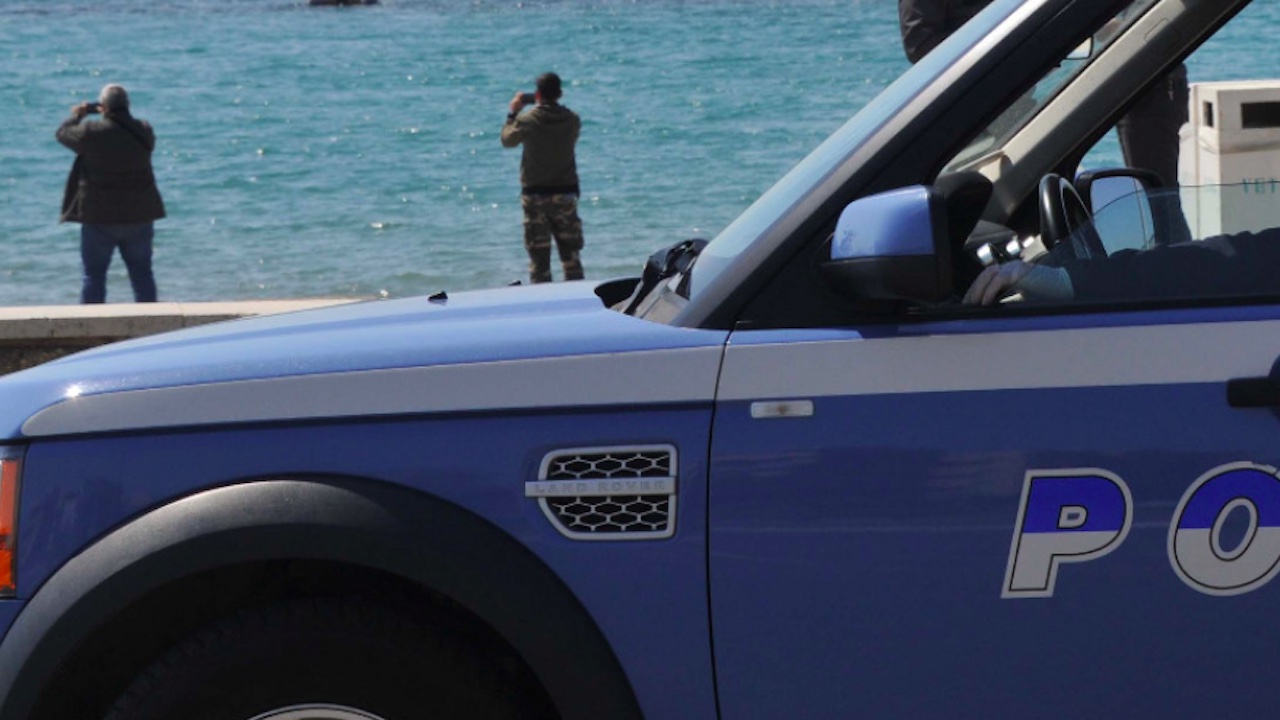 Far west sulla spiaggia ad Ostia, rissa e lancio bottiglie tra gruppi sudamericani: due feriti