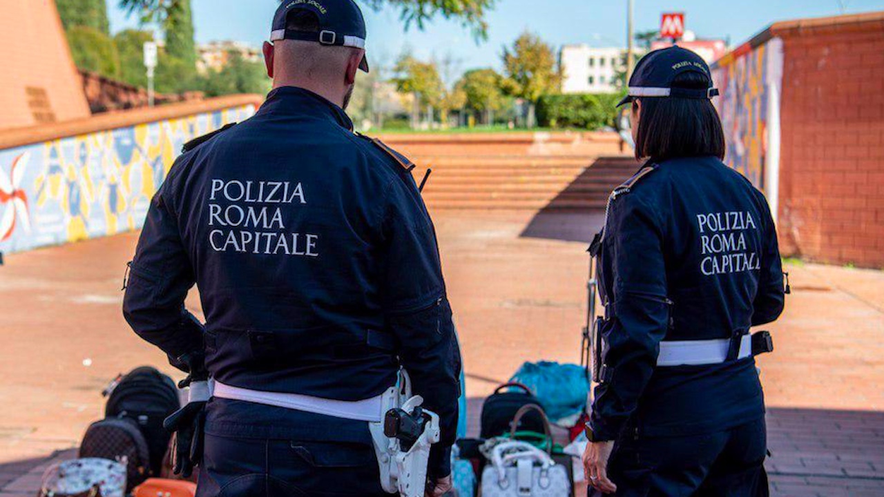 Roma, ambulante abusivo aggredisce agenti polizia locale durante controllo: arrestato