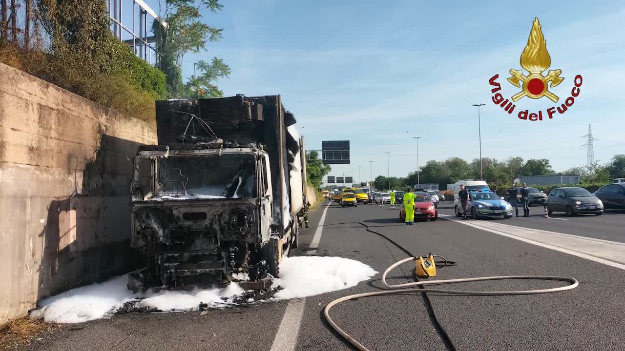 Roma, camion in fiamme sul Gra: nessun ferito