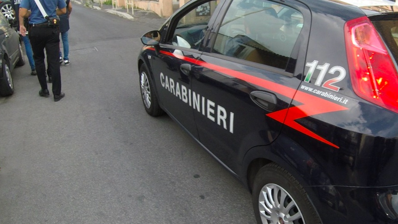 Roma, esce per una visita medica e il figlio occupa casa
