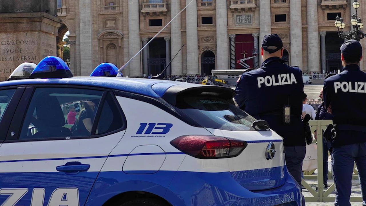 Furto davanti ai Musei Vaticani, ladri inseguiti da autista minivan turistico
