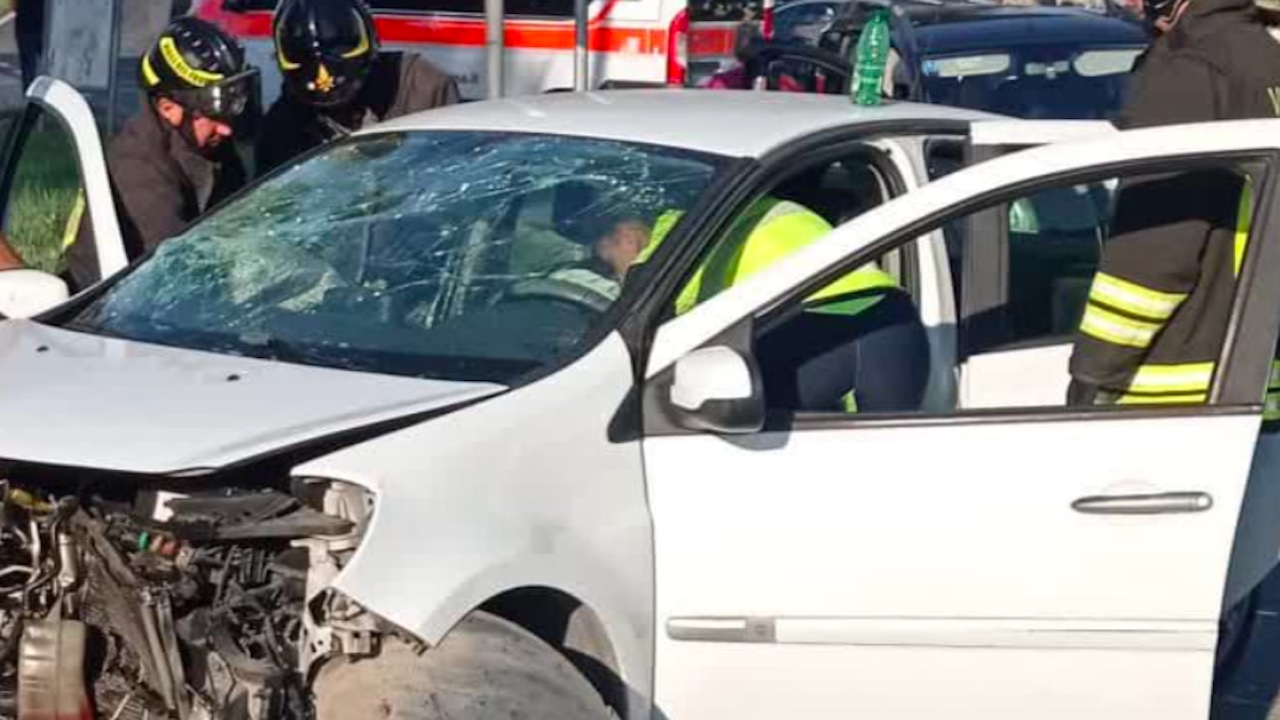 Roma, scontro tra auto sulla provinciale per Capena: tre feriti gravi