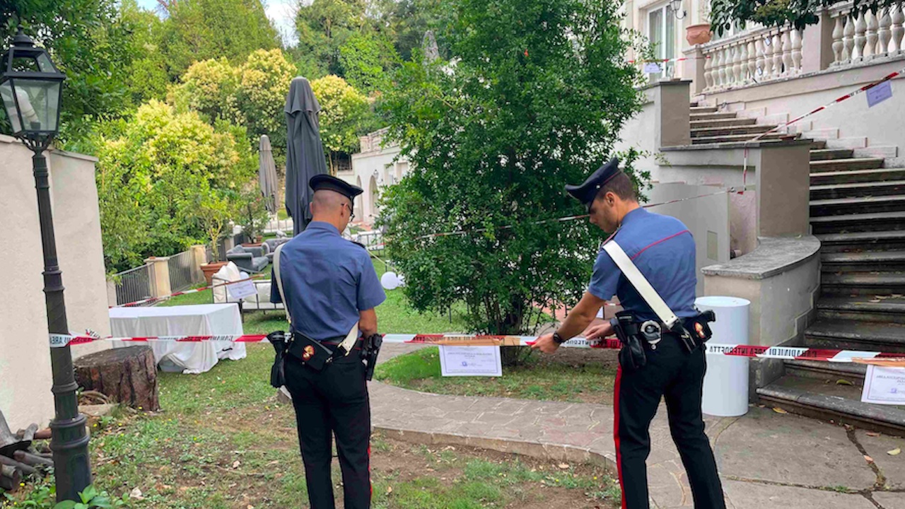 Roma, parapetto crolla durante una festa sulla Cassia: 6 ragazzi feriti per un selfie