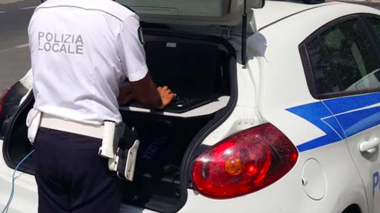 Tragedia sul lavoro a Valmontone, mezzo rifiuti si ribalta durante la raccolta: morto 40enne operatore ecologico