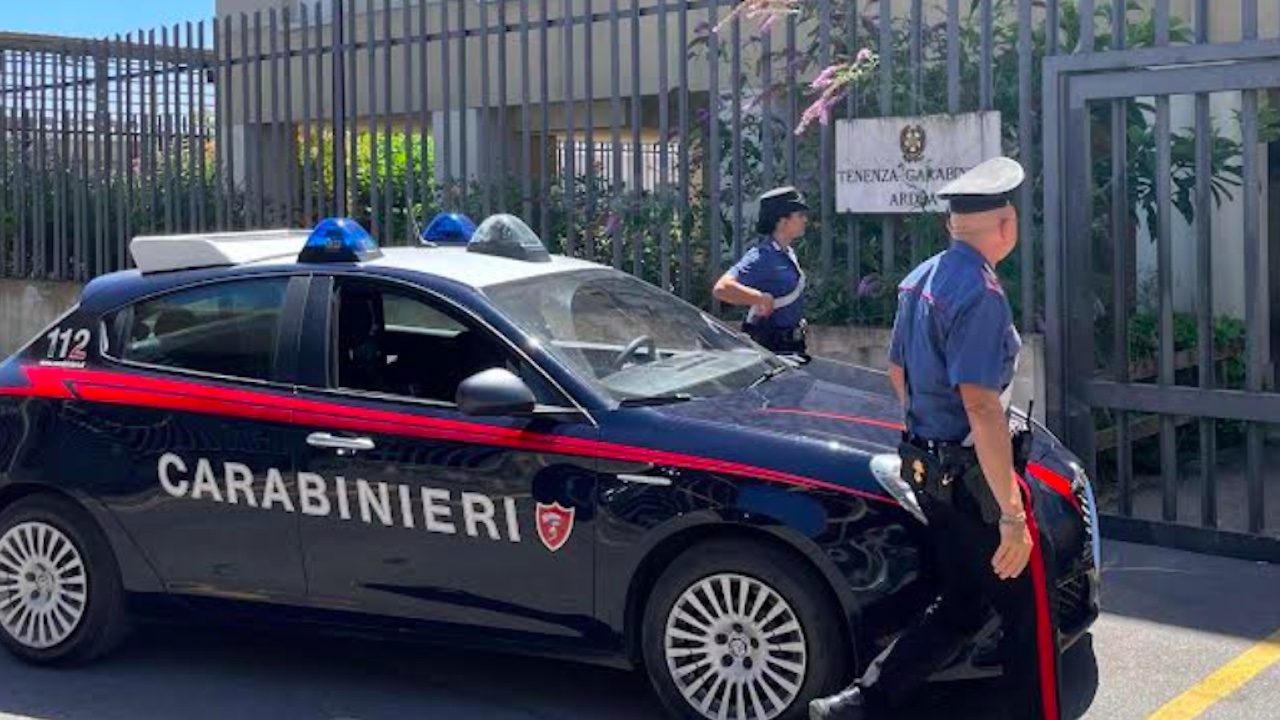 Furti in serie sulle strade di Ardea: preso il ladro di borsette dall'auto in corsa
