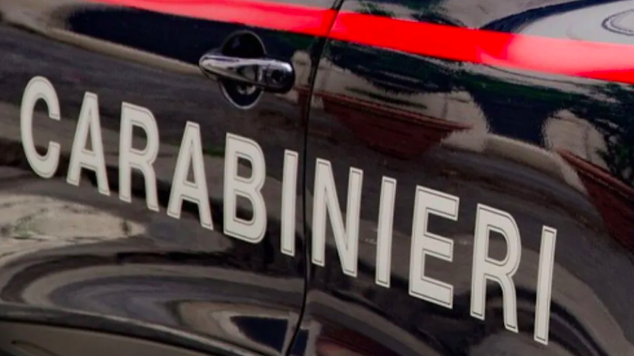 Paura in pizzeria a Civitavecchia: punta pistola contro cliente per farsi pagare conto