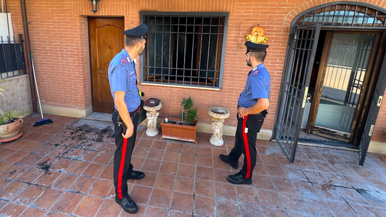 Incendio in casa a Ciampino: carabinieri sentono le urla e salvano anziana