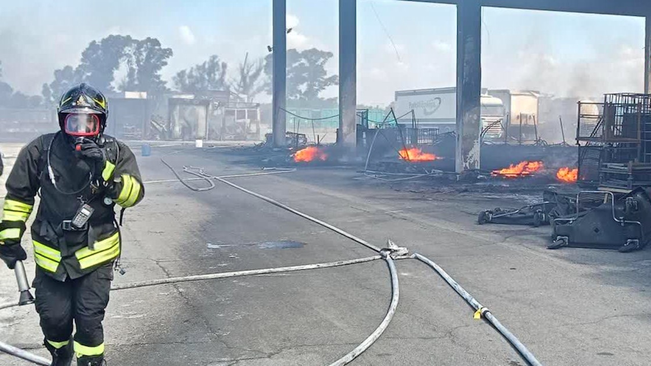 Incendio Fiumicino, ordinanza sindaco: finestre chiuse e stop condizionatori nel raggio di 3 km