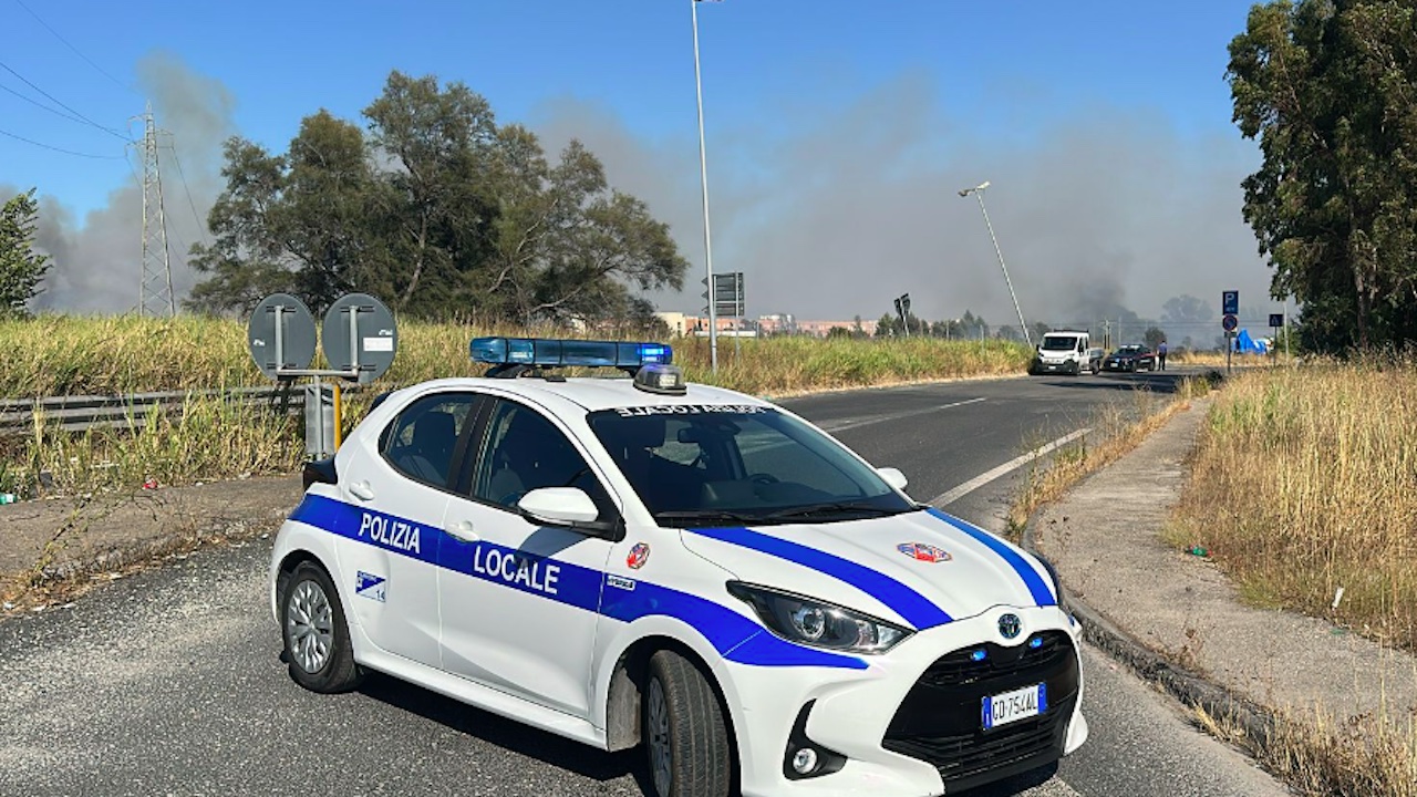 Fiumicino, nuovo maxi incendio di sterpaglie a Parco Leonardo: ipotesi dolo per vari roghi