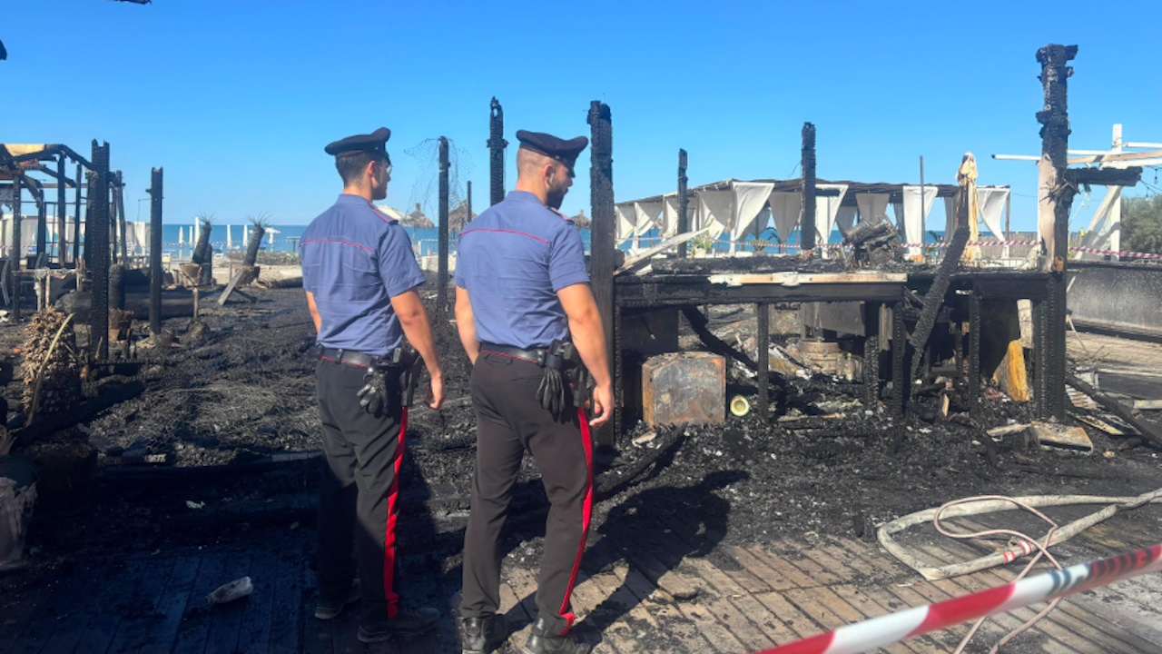 Incendio a Maccarese, in fiamme chiosco bar di uno stabilimento: soccorsa dipendente