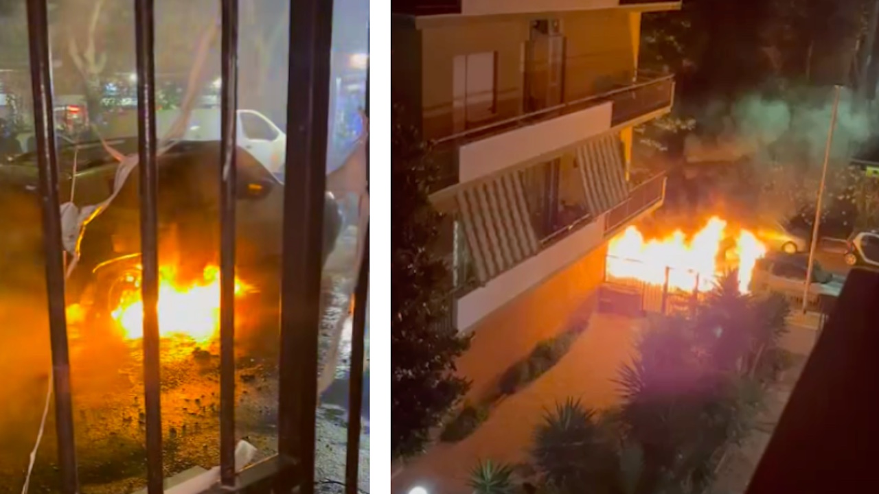 Ostia, auto e moto in fiamme sotto i palazzi in via delle Sirene