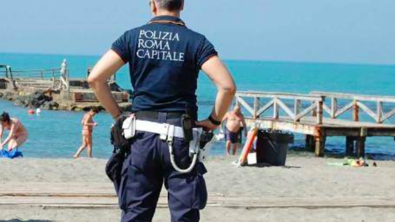 Ostia, fotografa bimbi in spiaggia e rischia il linciaggio: "Cancello tutto, non lo farò mai più"