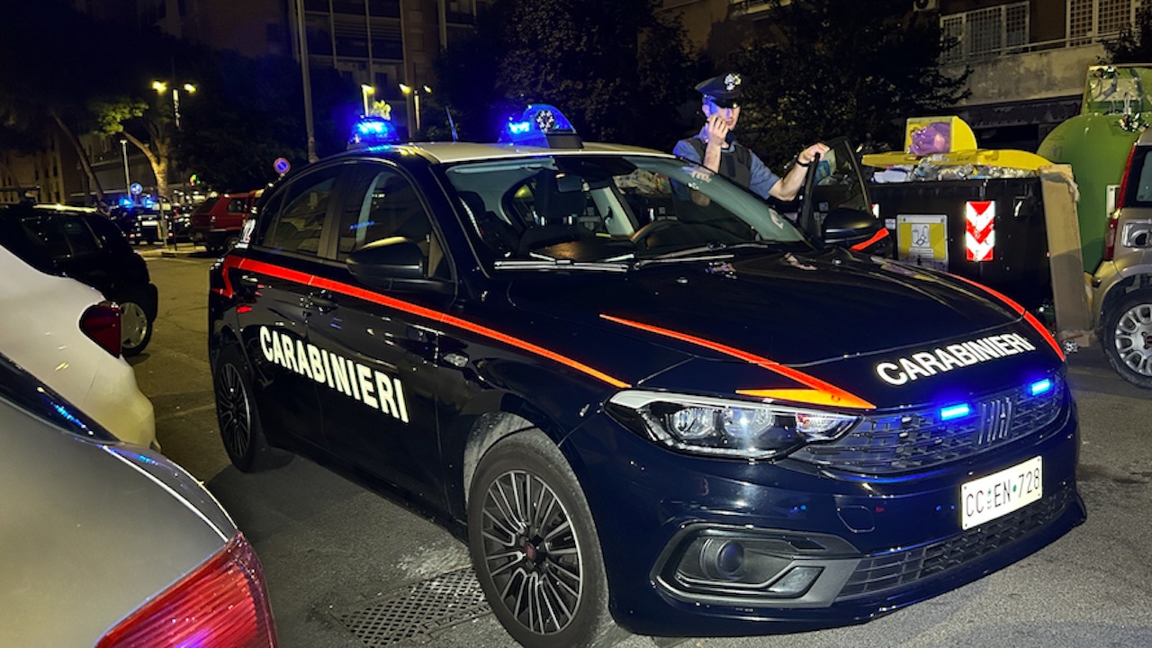 Ostia, lite con ex della madre finisce a coltellate: due feriti in ospedale