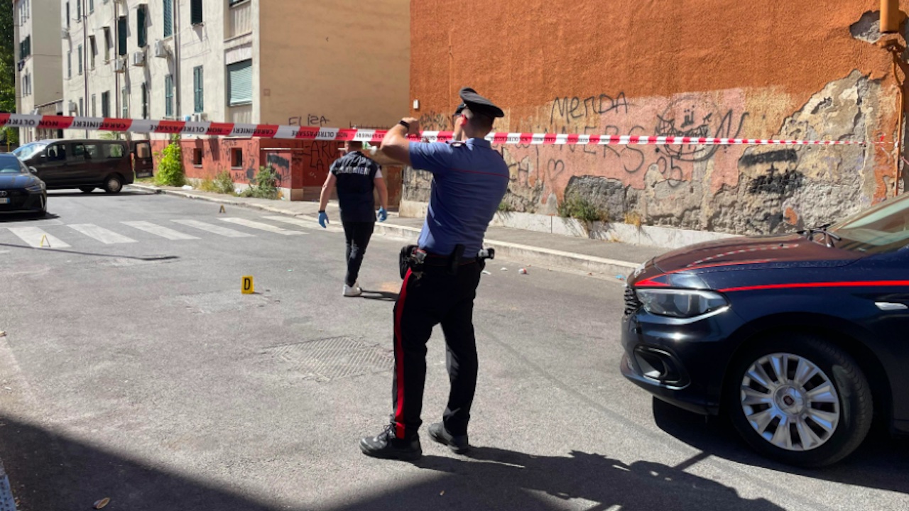 Spari al Quarticciolo, 19enne ferito da colpi di fucile: bloccato suv in fuga