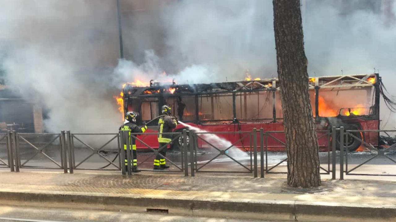 Roma, bus in fiamme sulla Prenestina: danneggiato palazzo