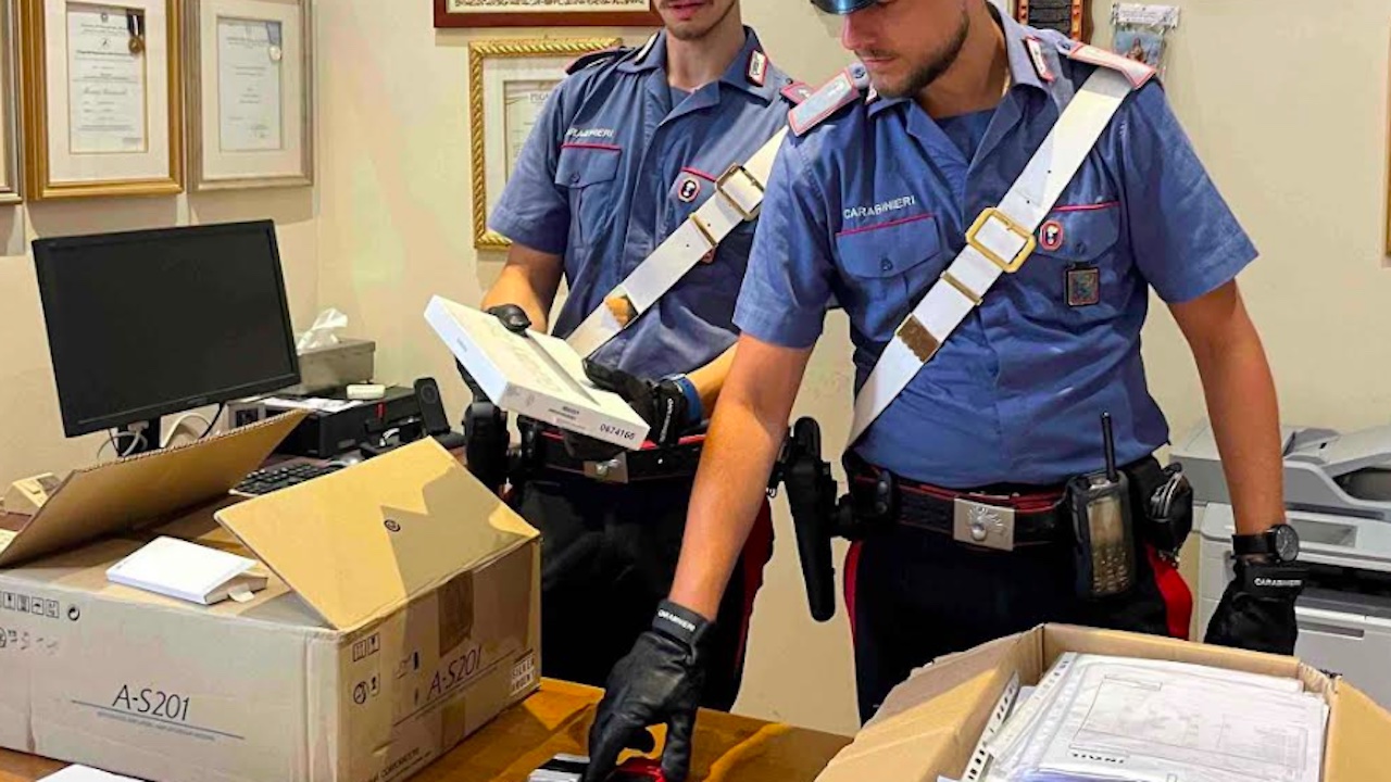 Roma, attiva online carte di credito con documenti falsi e fa shopping per 40mila euro: arrestato